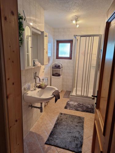 une salle de bain avec un lavabo et une douche dans l'établissement Haus Raimund " KLEIN aber FEIN ", à Alpbach