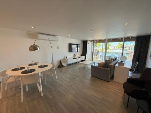 Luxury Waterfront Villa 249C Starlink Wifi
