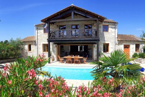 une villa avec piscine devant une maison dans l'établissement La Chapelle - Private Heated Pool, Village Centre, à Loubès-Bernac