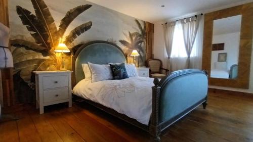 - une chambre dotée d'un grand lit et d'une grande fresque murale dans l'établissement La Chapelle - Private Heated Pool, Village Centre, à Loubès-Bernac