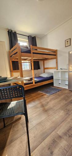 ein Zimmer mit zwei Etagenbetten und einem Tisch in der Unterkunft Monteurzimmer mit Küche und Bad in Geislingen an der Steige