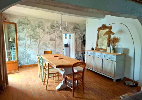 une salle à manger avec une table et des chaises en bois dans l'établissement Maison chaleureuse aux portes de Chambord, à Maslives