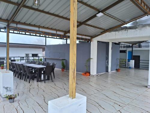 un gran patio con mesa y sillas en Misty Valley Inn, en Kodaikanal