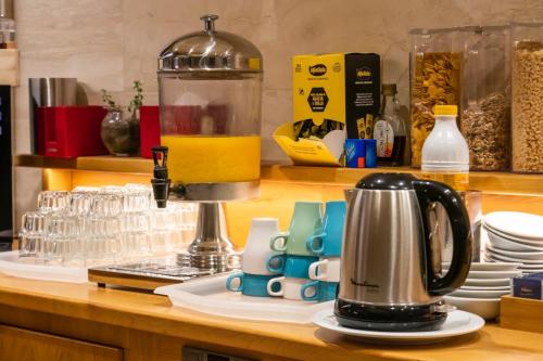a counter with a coffee maker and cups on it at Residenza Ai Capitelli in Soave