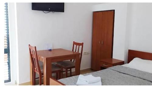 pokój ze stołem i łóżkiem oraz sypialnią w obiekcie Дарина w mieście Igalo