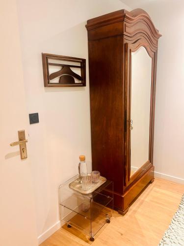 a dressing room with a mirror and a glass table at Maison Georges in Tourcoing