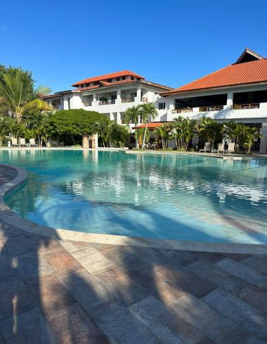 a large swimming pool in front of a building at Residencial Paraiso in Bayahibe