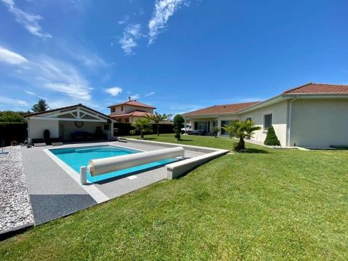 une piscine dans une cour à côté d'une maison dans l'établissement Luxury villa, à Saint-Sauveur