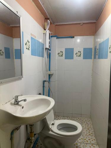 a bathroom with a toilet and a sink at Leng Saysana Guesthouse in Vang Vieng