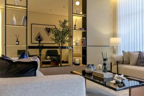 a living room with a white couch and a glass table at مهد إن شقق مخدومة جديدة Mahd Inn Hotel in Riyadh