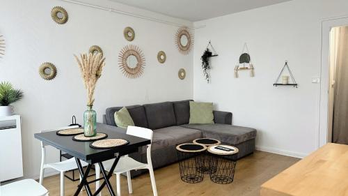 un salon avec un canapé et une table dans l'établissement T2 - Proche Gare SNCF et routière, à Orléans