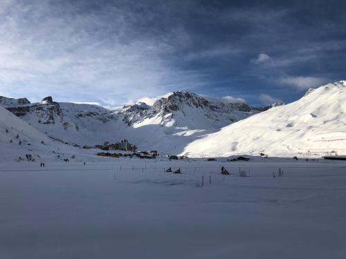 une chaîne de montagnes enneigée avec des montagnes en arrière-plan dans l'établissement Au pied des pistes, à Tignes
