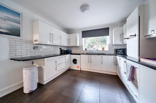 Η κουζίνα ή μικρή κουζίνα στο Detached 3 story 5 bedrooms, 4 double, 1 single 9 guests