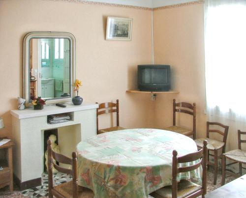 Et tv og/eller underholdning på Maison charmante près de la plage - Les Sables-d'Olonne