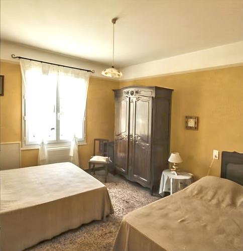 - une chambre avec 2 lits et une grande armoire dans l'établissement Maison charmante près de la plage - Les Sables-d'Olonne, à Les Sables-dʼOlonne