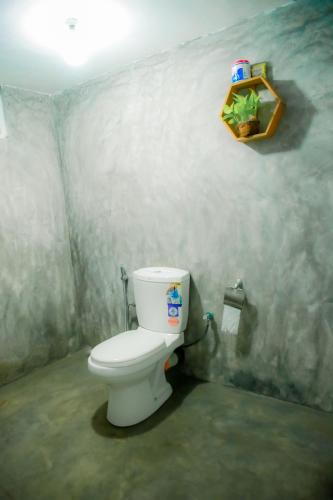 a bathroom with a white toilet in a room at Villa Senu in Hiriketiya