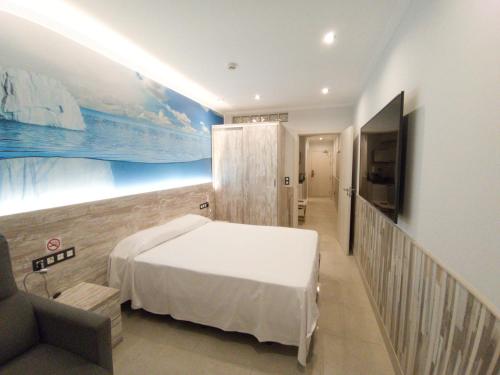 una camera da letto con un letto e un grande dipinto sul muro di Pensión Astigarraga ad Astigarraga