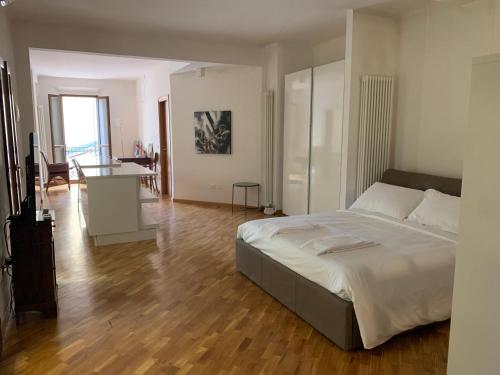 sypialnia z łóżkiem i drewnianą podłogą w obiekcie Loft del Pratello w Bolonii
