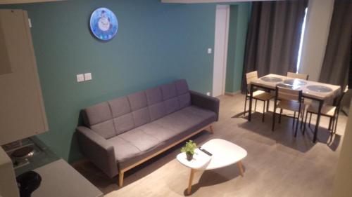 un salon avec un canapé et une table dans l'établissement Appartement 5 - Hyper centre - 1 à 4 personnes, à Douai