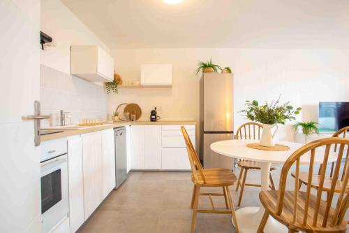 アヴィニョンにあるAppartement cosy - Agroparcのキッチン(テーブル、テーブル、椅子付)