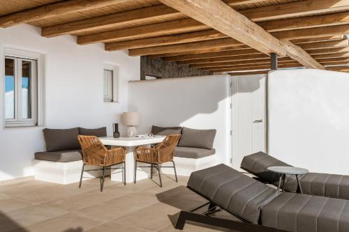Posezení v ubytování NĒRO Suites by NOMÉE Hospitality Group
