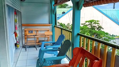 a balcony with two chairs and a table at Charmante maison avec jardin clos à Trois-Rivières. in Trois-Rivières