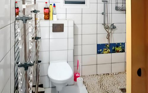 a bathroom with a white toilet in a room at Charmante maison avec jardin clos à Trois-Rivières. in Trois-Rivières