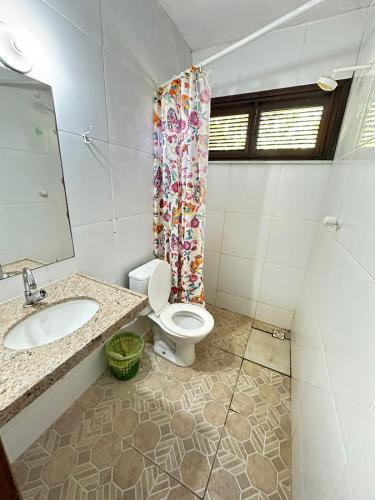Ein Badezimmer in der Unterkunft Pousada Sol Nascente