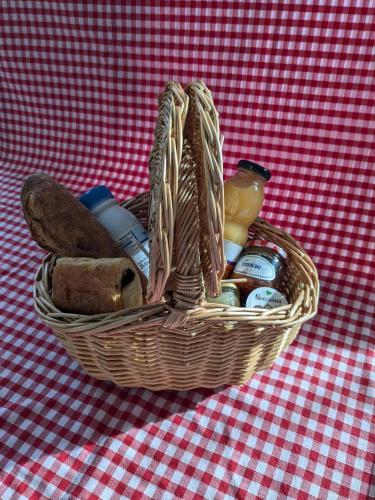 ラ・ロッシュ・ポゼにあるLes Jolis Nids - Appartement Perroquetのテーブルの上に様々な品が詰まった籠