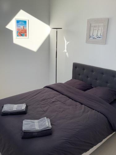 une chambre avec un lit avec deux serviettes dessus dans l'établissement Gite Ty ar vor classé 3 étoiles, à Paimpol