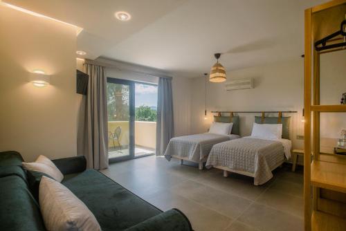 Postel nebo postele na pokoji v ubytování Legends Hotel Sidari Corfu