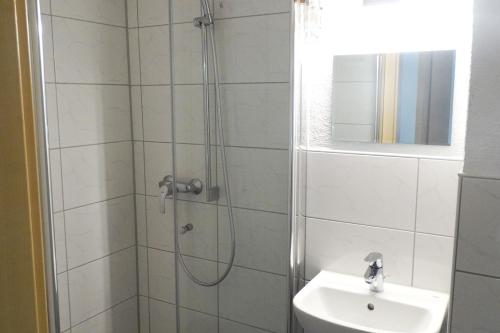 Ένα μπάνιο στο Haus Holo für Monteure - 4 Einzelzimmer - 5 Betten -2 Bäder - Küche