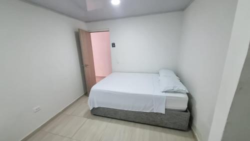 Postel nebo postele na pokoji v ubytování APARTAMENTOS TURISTICOS ALTAMAR