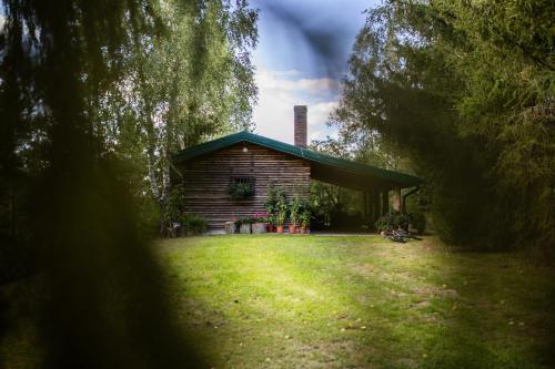 a log cabin in the middle of a yard at Ranczo Stare Objezierze in Moryń