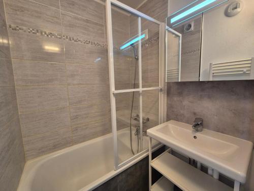 une salle de bain avec un lavabo, une baignoire et une douche dans l'établissement Studio cabine au pied des pistes, proche funiculaire, balcon, accepte animaux - FR-1-502-520, à Tignes