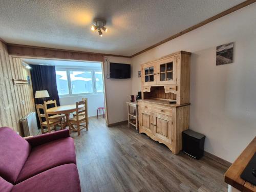 un salon avec un canapé et une table dans l'établissement Studio cabine au pied des pistes, proche funiculaire, balcon, accepte animaux - FR-1-502-520, à Tignes