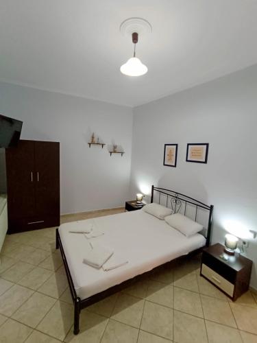 Кровать или кровати в номере Studio Eleni