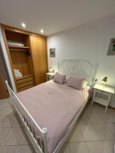 ein Schlafzimmer mit einem Bett mit zwei Kissen darauf in der Unterkunft Luxury Vila Adeje Paradise in Adeje