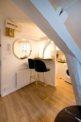 une cuisine avec une table et des chaises dans une pièce dans l'établissement Le Nid - Studio in Hypercentre - Cathédrale, à Amiens