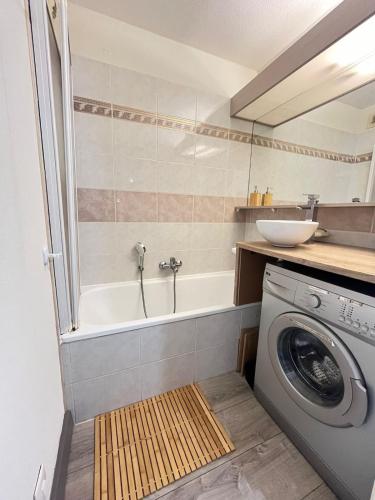 une salle de bain avec une machine à laver et un lavabo dans l'établissement Appartement fréjus avec piscine - plage - parking, à Fréjus