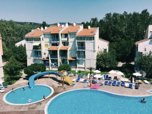 eine Luftaufnahme eines Resorts mit Swimmingpool in der Unterkunft Spacious Modern Two-Bedroon Suite in Elit 1 Complex in Sonnenstrand