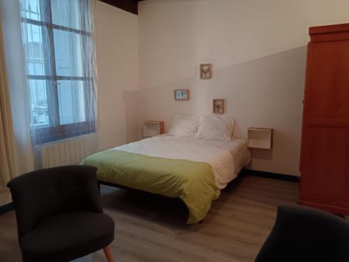 Una cama o camas en una habitación de Studio de charme
