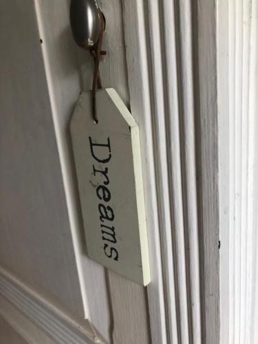 a sign on a door that reads door closed at B&B Schoonloo - boerderij appartementen in Schoonloo