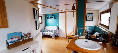 La salle de bains est pourvue d'un lavabo. dans l'établissement Odyssée gîte sur Péniche, à Saint-Valery-sur-Somme
