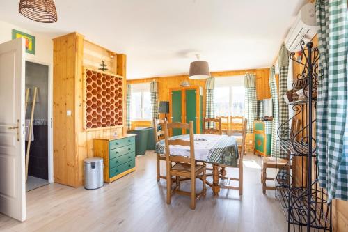 une cuisine et une salle à manger avec une table et des chaises dans l'établissement AH Large apartment 1 a 7 pers 3 stars WiFi, à Le Tholy