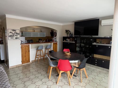 une cuisine et une salle à manger avec une table et des chaises dans l'établissement Appartement entre plage et ville, à Sainte-Maxime