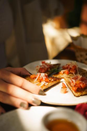 a person holding a plate with two slices of pizza at SITIO VILLA DA MATA in São Miguel dos Milagres