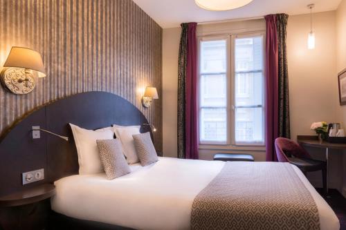 Hotel de Neuve by Happyculture tesisinde bir odada yatak veya yataklar