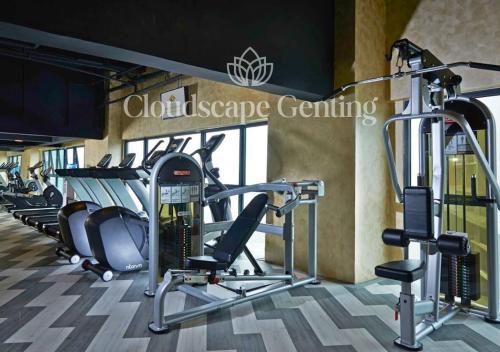 ゲンティンハイランドにあるGenting Ion Delemen by Cloudscape Gentingの建物内のジム(多数のカーディオ機器付)