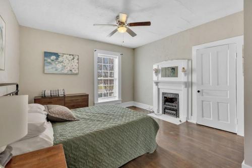 une chambre avec un lit et une cheminée dans l'établissement Lenoir City Cottage - Remodeled - Close to Lake, à Lenoir City